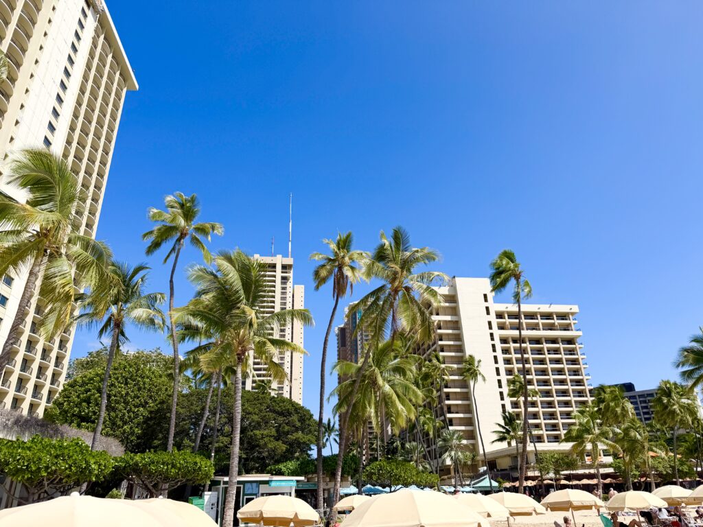 ヒルトンハワイアンビレッジ ワイキキビーチの景色とホテル外観