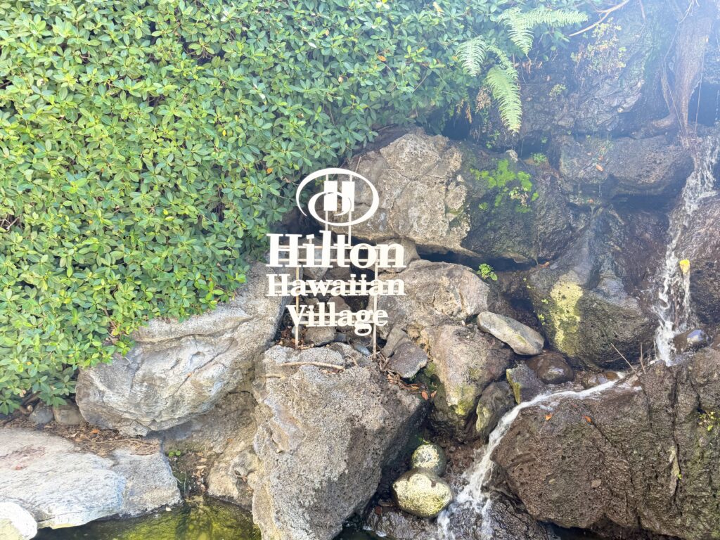 ヒルトンハワイアンビレッジ ロゴ 看板
