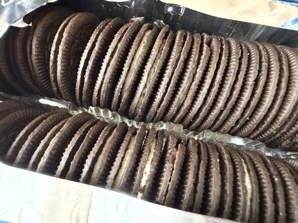 オレオ 中身 開封後 並んだクッキー