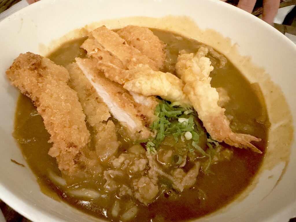ハワイ つるとんたん ビーフカレーうどん 天ぷら チキンカツ