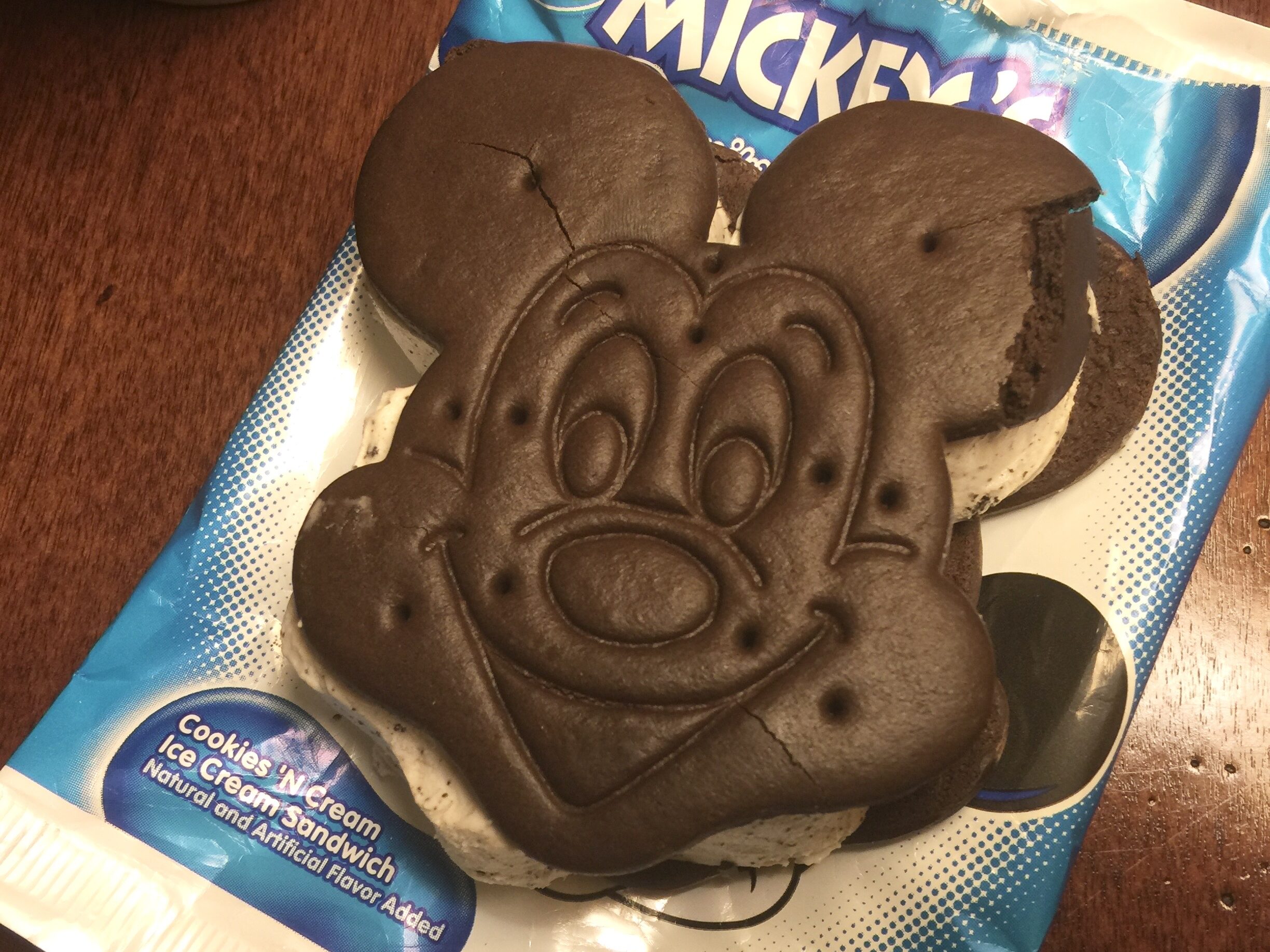 アウラニディズニーリゾートで販売されているミッキーアイスクリームサンド