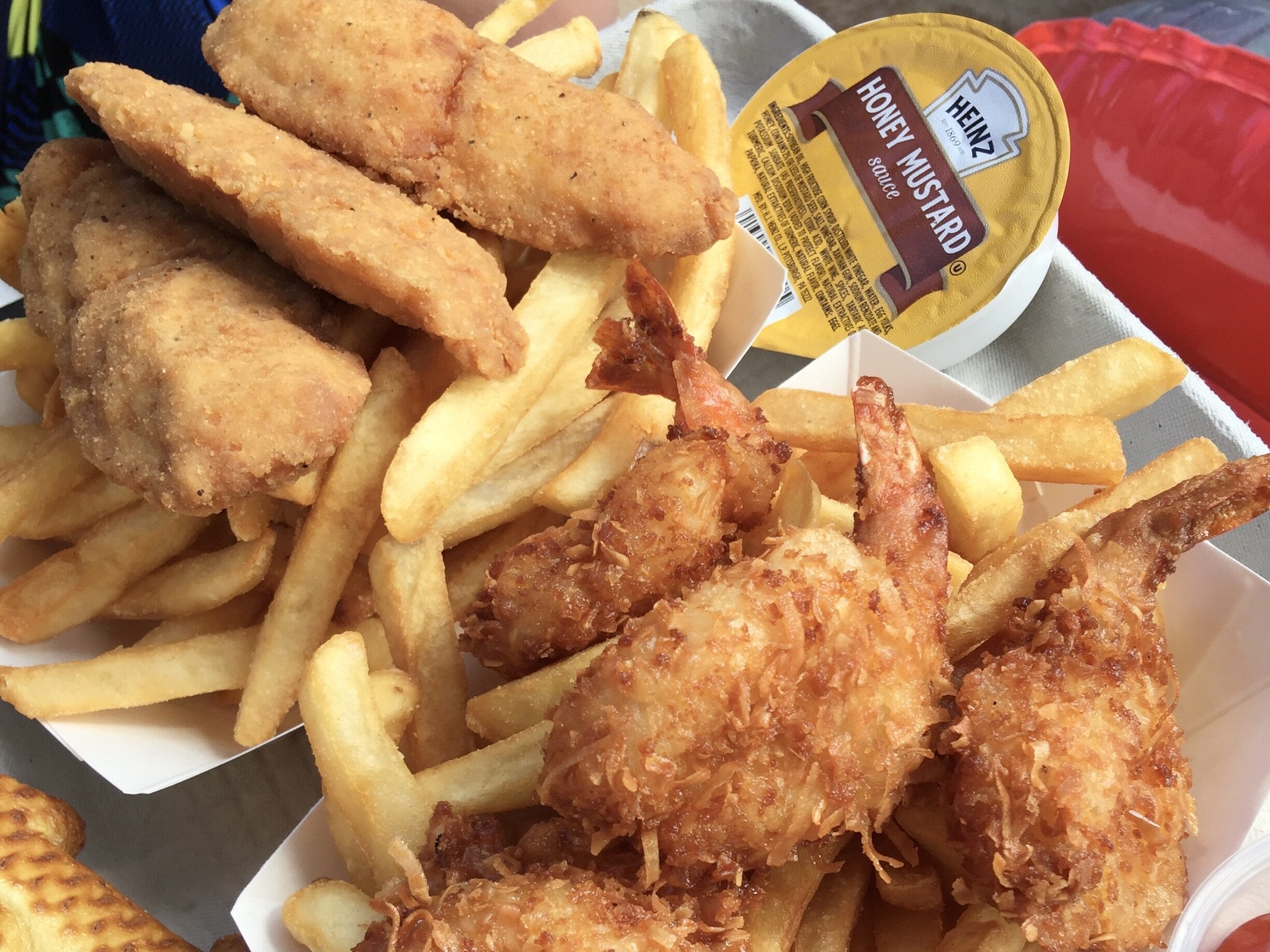 アウラニホテルのプールサイドで食べられるチキンテンダーとフライドポテト