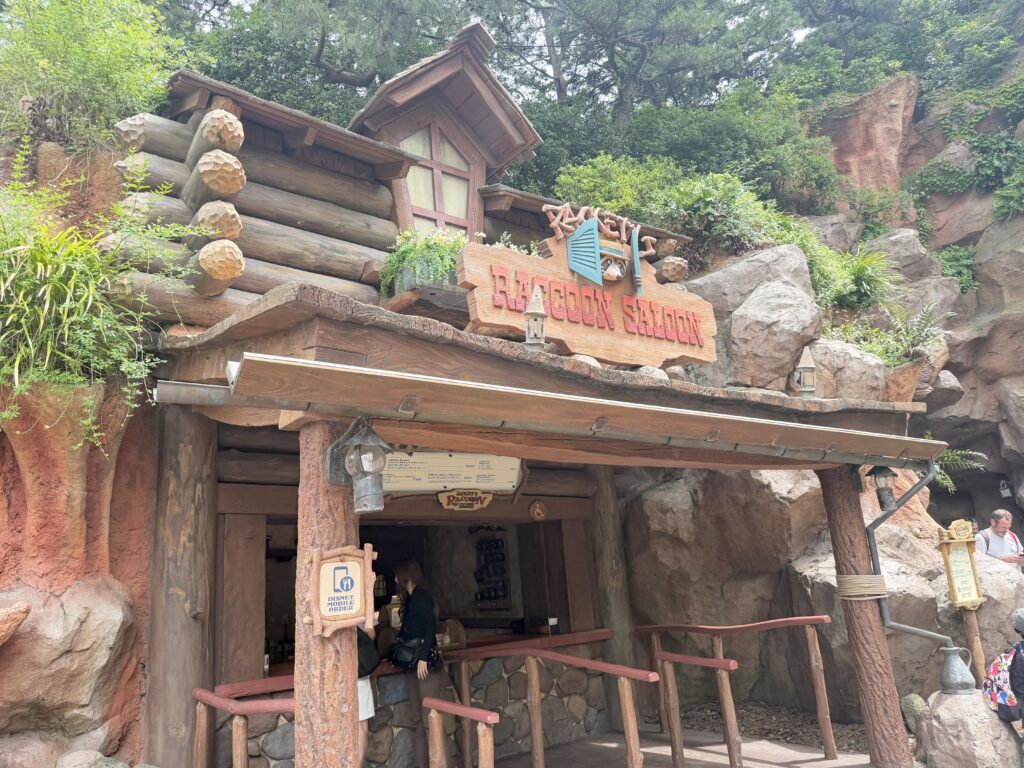 東京ディズニーランドでソフトクリームを販売するラケッティのラクーンサルーン