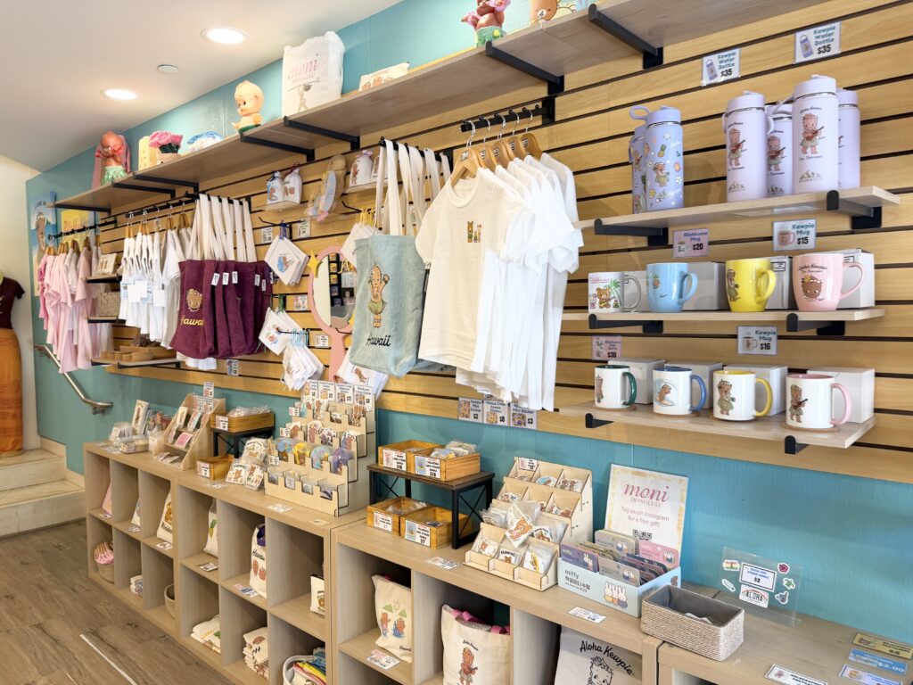 モニ・ホノルル店内に並ぶ限定グッズ