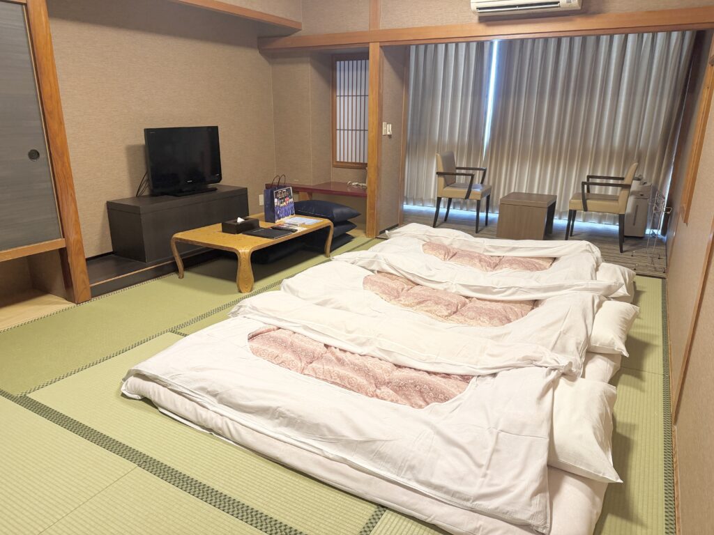 大江戸温泉物語Premiumあたみの広い和室と布団