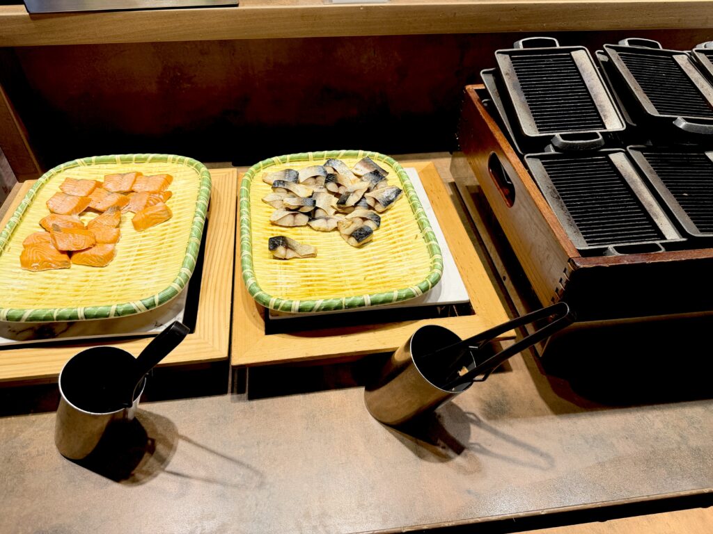 朝食バイキングに並ぶ鮭などの焼き魚
