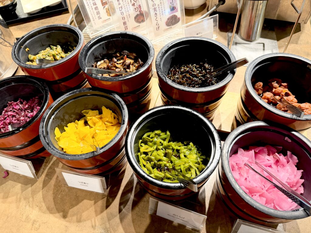 朝食バイキングに並ぶ漬物や梅干し