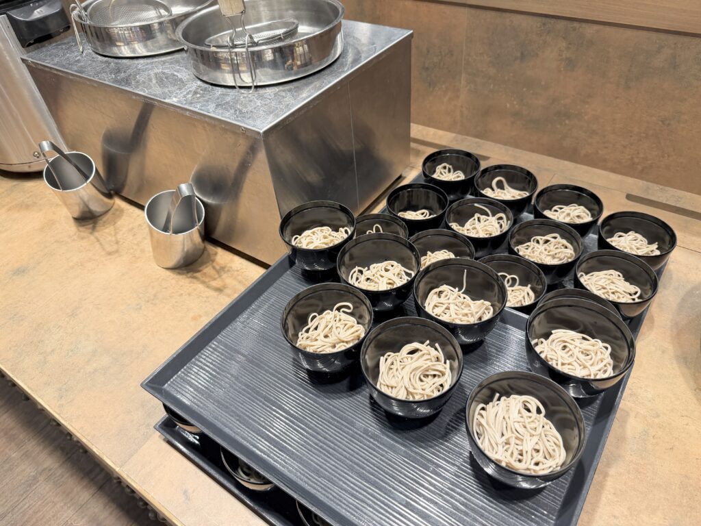 小さな器で用意された朝食バイキングのそば