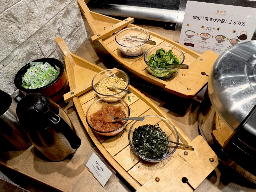 Premiumあたみの朝食バイキングの鯛だし茶漬けコーナー