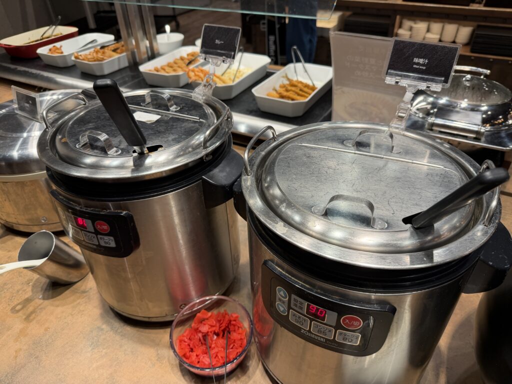 Premiumあたみの夕食バイキングのカレーとみそ汁