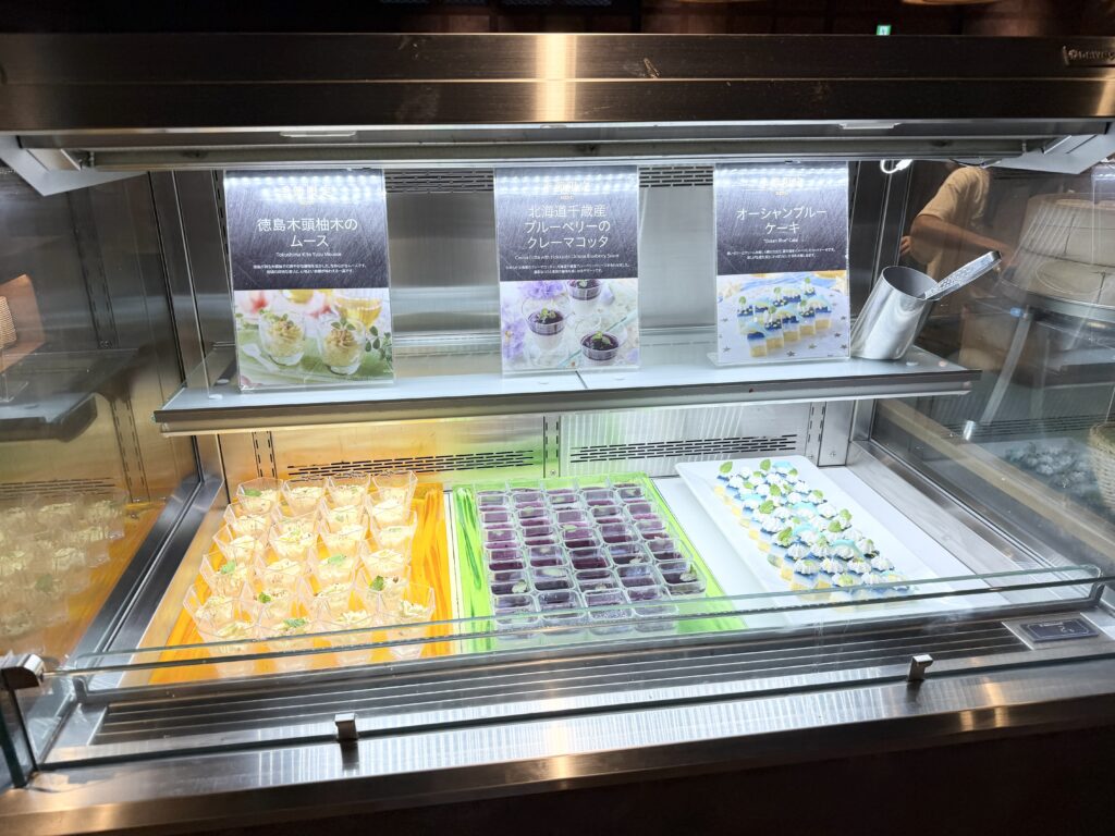 Premiumあたみの夕食バイキングに並ぶケーキとムース