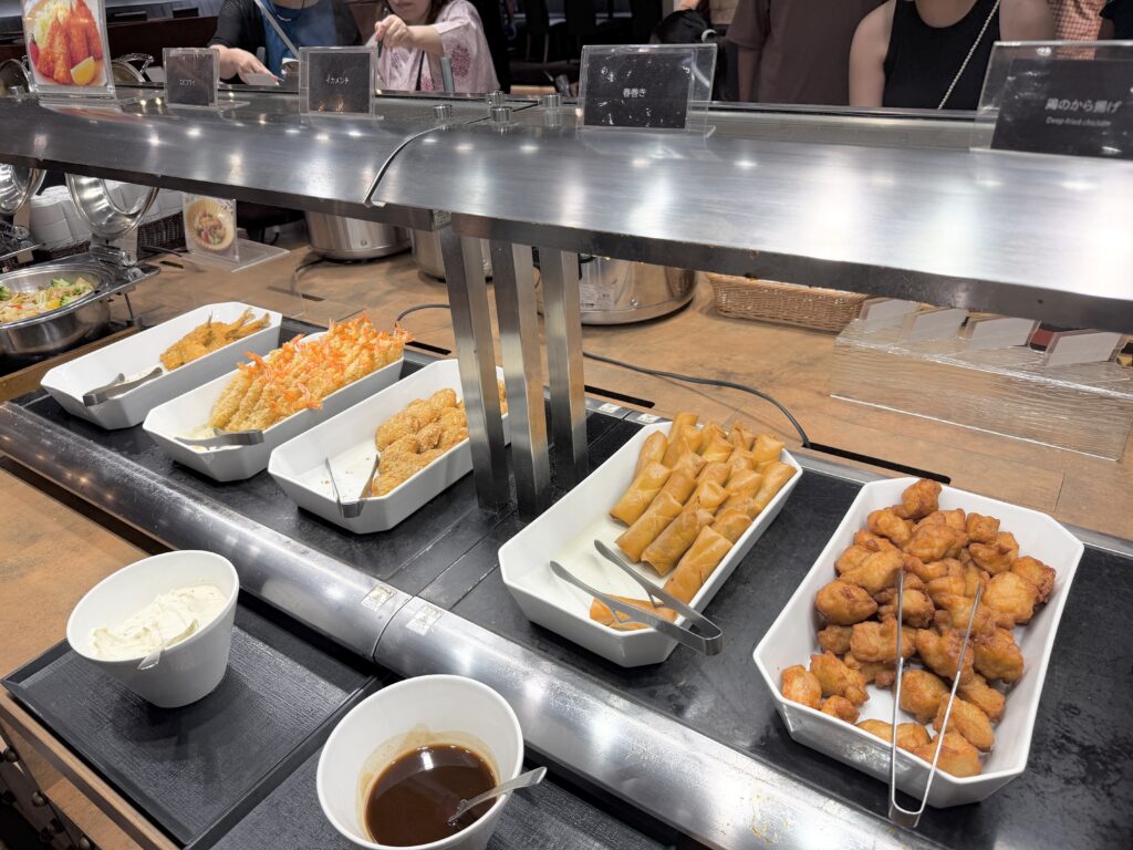 子どもも食べやすい唐揚げやえびフライなどの料理