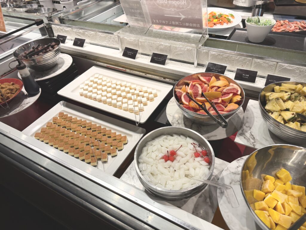 夕食バイキングのフルーツとケーキ