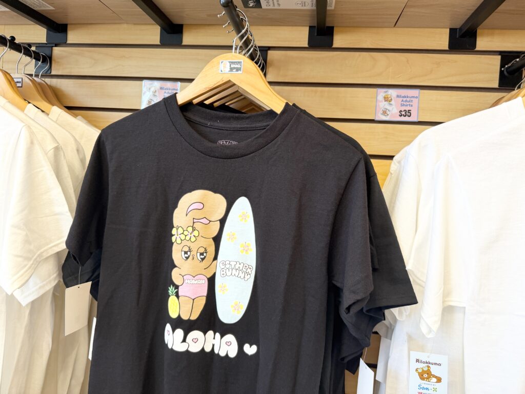 日焼けエスターバニーの黒いハワイ限定Tシャツ