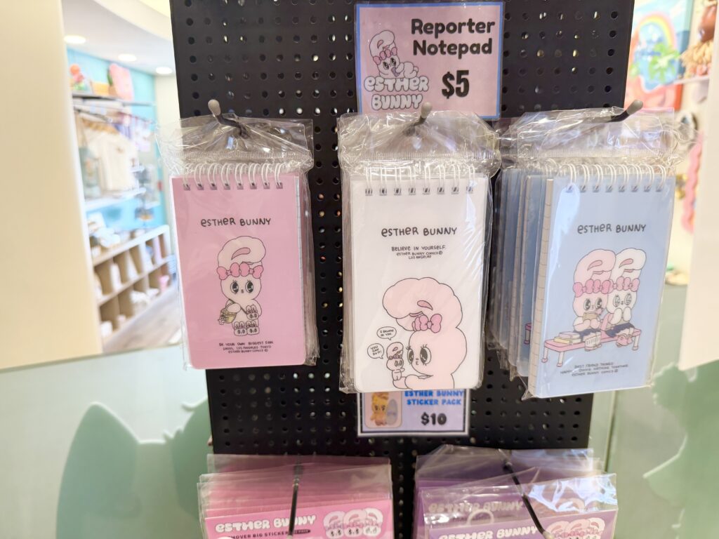 モニ・ホノルルで販売されているエスターバニーのノートパッド