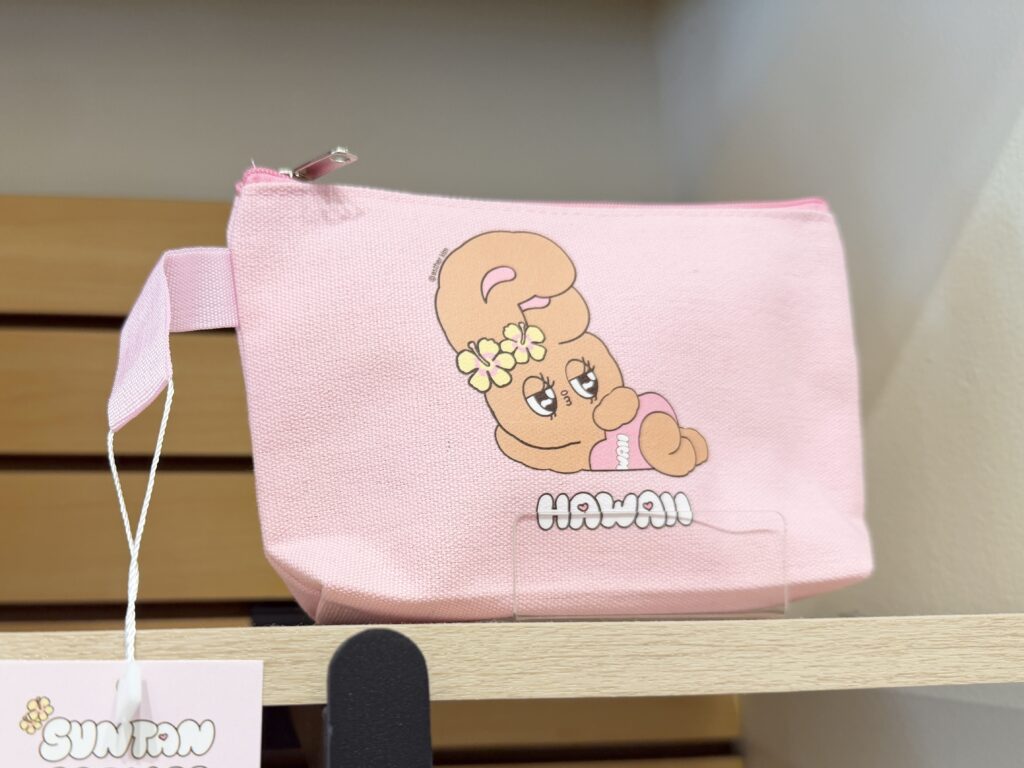 日焼けエスターバニーが描かれたピンクのポーチ
