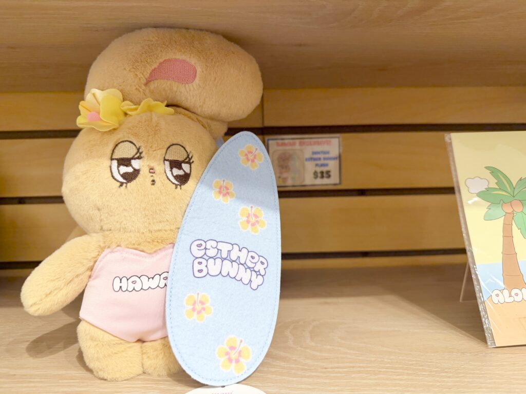 サーフボードを持った日焼けエスターバニーのぬいぐるみ