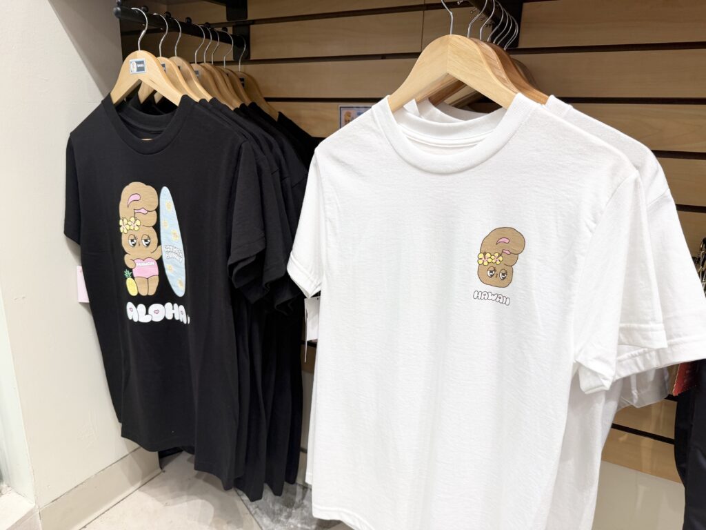 モニ・ホノルルの日焼けエスターバニーTシャツ
