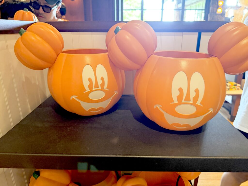 ミッキーの顔をデザインしたかぼちゃ型ハロウィンバスケット