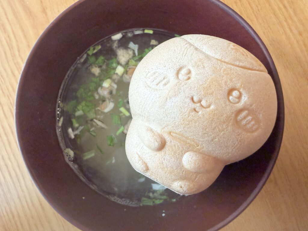 くりまんじゅうもなかを浮かべたしじみ味噌汁