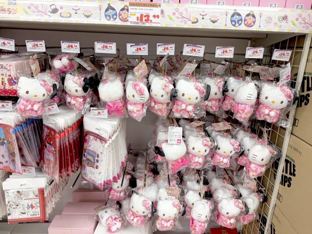 ドンキホーテ・ホノルル店に並ぶハローキティ雑貨