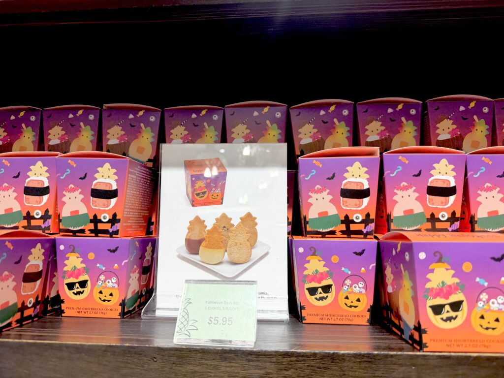 店頭に並ぶホノルルクッキーのハロウィントリートボックス