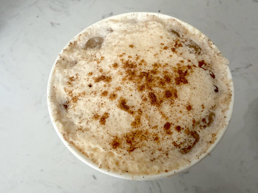 ホイップクリームとスパイスをトッピングしたスターバックスの秋限定ドリンク